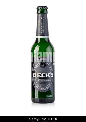 Chisinau, Moldavie 05 mai 2019: Bouteille de bière Beck's isolé sur blanc avec passe-cheveux Banque D'Images