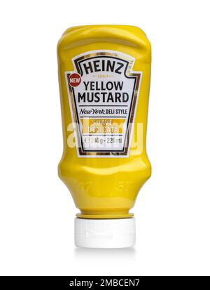 Chisinau, Moldova avril, 30, 2016: Chisinau, Moldova Mai, 05, 2019: Bouteille de moutarde 'Heinz' isolée sur blanc avec un chemin de coupure Banque D'Images
