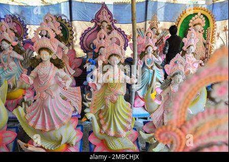 20 janvier 2023, Sylhet, Bangladesh : un artisan pageant une figure de déesse Saraswati dans le cadre du Puja Saraswati, l'un des festivals religieux de la communauté hindoue, va célébrer le 26 janvier. Saraswati est la déesse de la connaissance, de la musique, des arts et de la culture. Sur 20 janvier 2023 à Sylhet, Bangladesh. (Photo de MD Rafayat Haque Khan/ Groupe Eyepix/ Groupe Eyepix) crédit: Groupe EYEPIX/Actualités en direct Alamy Banque D'Images