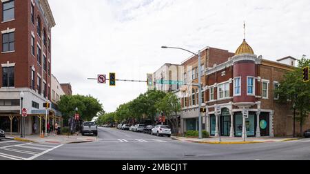 Valdosta, Géorgie, Etats-Unis - 16 avril 2022: Le vieux quartier des affaires sur la rue Patterson Banque D'Images