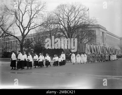 Femme au suffrage au Capitole avec bannières, 1917. Banque D'Images