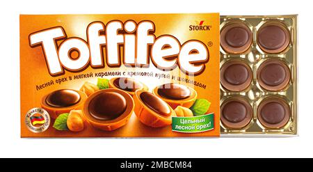 Anapa, Russie -10 décembre 2022. Boîte de bonbons Toffifee fabriqués par Storck. En 1973, Storck a combiné les quatre ingrédients de confiserie les plus populaires et Banque D'Images