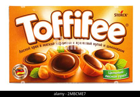 Anapa, Russie -10 décembre 2022. Boîte de bonbons Toffifee fabriqués par Storck. En 1973, Storck a combiné les quatre ingrédients de confiserie les plus populaires et Banque D'Images