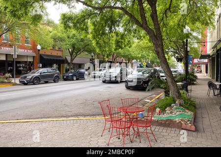 Valdosta, Géorgie, Etats-Unis - 16 avril 2022 : le vieux quartier des affaires sur la rue Ashley Banque D'Images