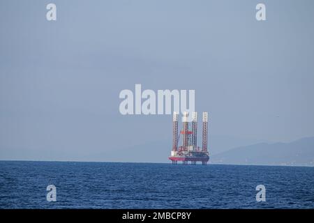 Plate-forme de raffinerie de pétrole en mer, produisant de l'or noir Banque D'Images