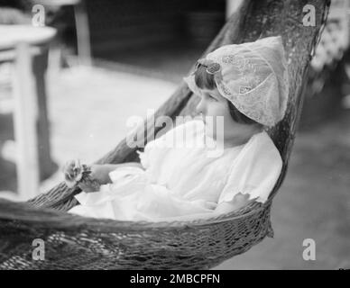 Rice, Isaac, Mme, petite-fille de, dans un hamac, 1920 26 juillet. Banque D'Images