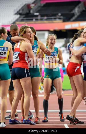 Jeunes athlètes féminines célébrant après avoir participé au sprint 100m T35 aux Championnats du monde d'athlétisme Para 2017 au Stade Olympique, Londres, Royaume-Uni Banque D'Images