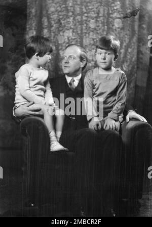 Homme non identifié et deux enfants, photographie de portrait, entre 1911 et 1942. Banque D'Images