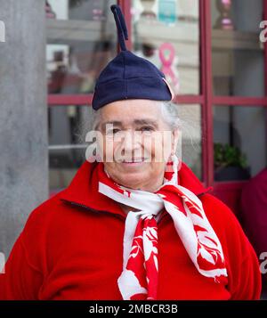Funchal, Madère - 27 décembre 2019:: Femme en vêtements nationaux est une vendeuse de fleurs au marché mercado dos lavradores Madeira, Portugal Banque D'Images