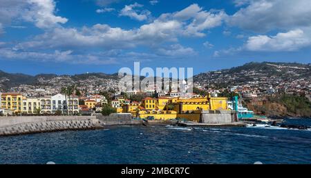 Front de mer de la ville de Funchal, Madère, Portugal. Ancien château Fortaleza de Sao Tiago. Banque D'Images