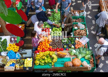 Funchal, Madère - 27 décembre 2019:: Des inconnus magasinent sur le marché des légumes du célèbre marché du Mercado dos Lavradores. Portugal Banque D'Images