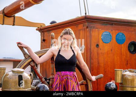 Hayleigh Young, une belle et à la mode femme pose pour la photographie à bord du navire RRS Discovery par une journée hivernale glaciale à Dundee, en Écosse Banque D'Images