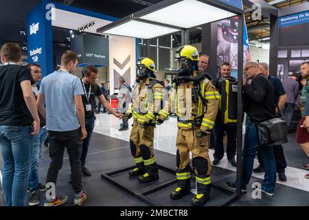 Equipement de protection respiratoire, équipement de protection individuelle, vêtements pour pompiers, salon Interschutz 2022 à Hanovre, les grandes voies du monde Banque D'Images