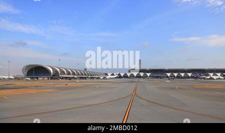 Vue sur l'aéroport international de Suvarnabhumi, bâtiment et voie de circulation, chemin pour le transfert de l'avion de tête à la porte d'embarquement des passagers. Banque D'Images