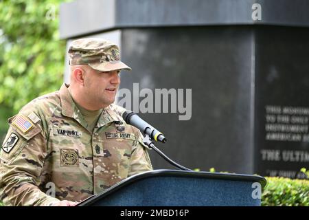 Activité de soutien de l'armée AMÉRICAINE fort dix, New Jersey célèbre l'anniversaire 247th de l'armée américaine au parc d'infanterie sur ASA fort dix sur 14 juin 2022. L'armée américaine est le plus ancien service militaire du pays, fondé par le deuxième Congrès continental sur 14 juin 1775. Le CSM James W. Van Zlike, sergent-major de commandement de l'ASA fort dix, s'adresse à la foule lors de la célébration de l'anniversaire de l'Armée de terre de 247th au parc d'infanterie, à ASA fort dix, dans le New Jersey, sur 14 juin 2022. Le sergent-major à la retraite de l'Armée Kenneth O. Preston prononce le discours-programme à l'occasion de la célébration d'anniversaire de l'Armée de terre a du fort dix de l'ASA 247th Banque D'Images