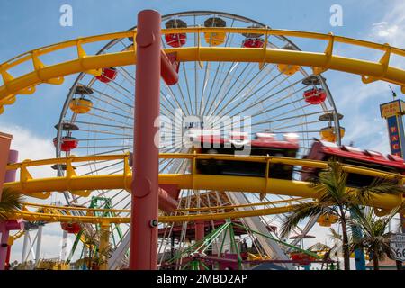 Santa Monica, Californie, États-Unis - 15 mai 2022 : gros plan d'une montagne à roulettes floue transportant des passagers sur la promenade de Santa Monica Peir avec TH Banque D'Images