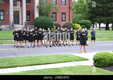 ÉTATS-UNIS Le quartier général de ASA fort dix a célébré la cérémonie du drapeau américain d'anniversaire de l'armée avec une formation pendant Reveille à 0600 le 14 juin 2022. La main-d'œuvre de fort dix a participé à la cérémonie en aidant à élever le grand drapeau des États-Unis dans un groupe autour du pôle du drapeau de fort dix. Après les remarques ont été prononcées par les États-Unis Le commandant de l'ASA fort dix, le colonel Jon A. Brierton, s'est présenté aux membres du Service, aux membres de la famille, aux civils du DoD et aux entrepreneurs présents. (Photos prises par le centre de soutien à la formation de fort dix [TSC]) Banque D'Images