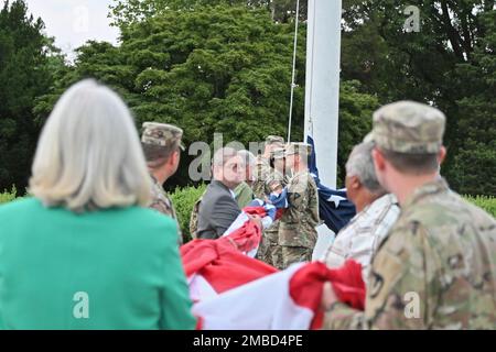 ÉTATS-UNIS Le quartier général de ASA fort dix a célébré la cérémonie du drapeau américain d'anniversaire de l'armée avec une formation pendant Reveille à 0600 le 14 juin 2022. La main-d'œuvre de fort dix a participé à la cérémonie en aidant à élever le grand drapeau des États-Unis dans un groupe autour du pôle du drapeau de fort dix. Après les remarques ont été prononcées par les États-Unis Le commandant de l'ASA fort dix, le colonel Jon A. Brierton, s'est présenté aux membres du Service, aux membres de la famille, aux civils du DoD et aux entrepreneurs présents. (Photos prises par le centre de soutien à la formation de fort dix [TSC]) Banque D'Images