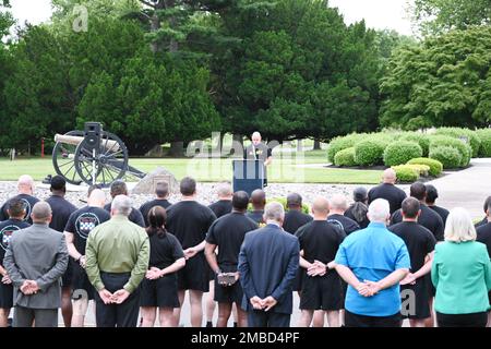 ÉTATS-UNIS Le quartier général de ASA fort dix a célébré la cérémonie du drapeau américain d'anniversaire de l'armée avec une formation pendant Reveille à 0600 le 14 juin 2022. La main-d'œuvre de fort dix a participé à la cérémonie en aidant à élever le grand drapeau des États-Unis dans un groupe autour du pôle du drapeau de fort dix. Après les remarques ont été prononcées par les États-Unis Le commandant de l'ASA fort dix, le colonel Jon A. Brierton, s'est présenté aux membres du Service, aux membres de la famille, aux civils du DoD et aux entrepreneurs présents. (Photos prises par le centre de soutien à la formation de fort dix [TSC]) Banque D'Images