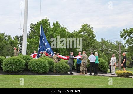 ÉTATS-UNIS Le quartier général de ASA fort dix a célébré la cérémonie du drapeau américain d'anniversaire de l'armée avec une formation pendant Reveille à 0600 le 14 juin 2022. La main-d'œuvre de fort dix a participé à la cérémonie en aidant à élever le grand drapeau des États-Unis dans un groupe autour du pôle du drapeau de fort dix. Après les remarques ont été prononcées par les États-Unis Le commandant de l'ASA fort dix, le colonel Jon A. Brierton, s'est présenté aux membres du Service, aux membres de la famille, aux civils du DoD et aux entrepreneurs présents. (Photos prises par le centre de soutien à la formation de fort dix [TSC]) Banque D'Images