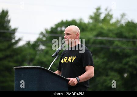 ÉTATS-UNIS Le quartier général de ASA fort dix a célébré la cérémonie du drapeau américain d'anniversaire de l'armée avec une formation pendant Reveille à 0600 le 14 juin 2022. La main-d'œuvre de fort dix a participé à la cérémonie en aidant à élever le grand drapeau des États-Unis dans un groupe autour du pôle du drapeau de fort dix. Après les remarques ont été prononcées par les États-Unis Le commandant de l'ASA fort dix, le colonel Jon A. Brierton, s'est présenté aux membres du Service, aux membres de la famille, aux civils du DoD et aux entrepreneurs présents. (Photos prises par le centre de soutien à la formation de fort dix [TSC]) Banque D'Images