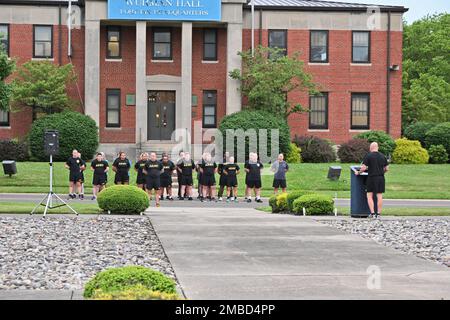 ÉTATS-UNIS Le quartier général de ASA fort dix a célébré la cérémonie du drapeau américain d'anniversaire de l'armée avec une formation pendant Reveille à 0600 le 14 juin 2022. La main-d'œuvre de fort dix a participé à la cérémonie en aidant à élever le grand drapeau des États-Unis dans un groupe autour du pôle du drapeau de fort dix. Après les remarques ont été prononcées par les États-Unis Le commandant de l'ASA fort dix, le colonel Jon A. Brierton, s'est présenté aux membres du Service, aux membres de la famille, aux civils du DoD et aux entrepreneurs présents. (Photos prises par le centre de soutien à la formation de fort dix [TSC]) Banque D'Images