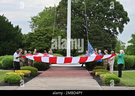 ÉTATS-UNIS Le quartier général de ASA fort dix a célébré la cérémonie du drapeau américain d'anniversaire de l'armée avec une formation pendant Reveille à 0600 le 14 juin 2022. La main-d'œuvre de fort dix a participé à la cérémonie en aidant à élever le grand drapeau des États-Unis dans un groupe autour du pôle du drapeau de fort dix. Après les remarques ont été prononcées par les États-Unis Le commandant de l'ASA fort dix, le colonel Jon A. Brierton, s'est présenté aux membres du Service, aux membres de la famille, aux civils du DoD et aux entrepreneurs présents. (Photos prises par le centre de soutien à la formation de fort dix [TSC]) Banque D'Images