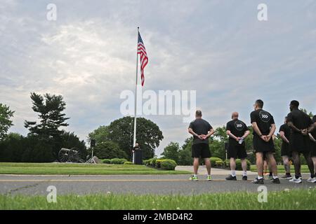 ÉTATS-UNIS Le quartier général de ASA fort dix a célébré la cérémonie du drapeau américain d'anniversaire de l'armée avec une formation pendant Reveille à 0600 le 14 juin 2022. La main-d'œuvre de fort dix a participé à la cérémonie en aidant à élever le grand drapeau des États-Unis dans un groupe autour du pôle du drapeau de fort dix. Après les remarques ont été prononcées par les États-Unis Le commandant de l'ASA fort dix, le colonel Jon A. Brierton, s'est présenté aux membres du Service, aux membres de la famille, aux civils du DoD et aux entrepreneurs présents. (Photos prises par le centre de soutien à la formation de fort dix [TSC]) Banque D'Images