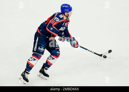 Mannheim, Allemagne. 20th janvier 2023. Hockey sur glace: DEL, Adler Mannheim - EHC Red Bull München, Hauptrunde, Matchday 44, SAP Arena. Matthew Donovan de Mannheim joue le palet. Credit: Uwe Anspach/dpa/Alamy Live News Banque D'Images