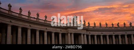 Coucher de soleil sur la Cité du Vatican, Rome, avec 140 statues de saints créées en 1670 par les disciples de Bernini. Banque D'Images