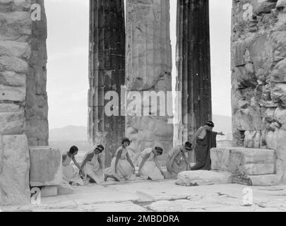 Groupe de danse Kanellos sur des sites anciens en Grèce, 1929. Banque D'Images