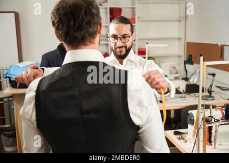 Joyeux et personnalisé pour prendre des mesures du corps de l'homme adulte Banque D'Images