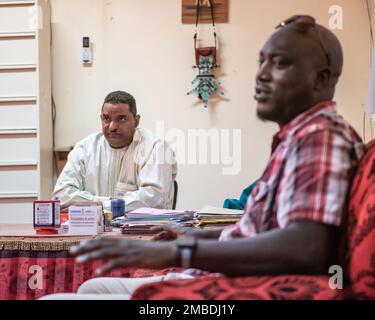 Le Dr Anaba Agali, directeur de l'hôpital public régional d'Agadez, discute des préoccupations médicales et sanitaires avec les soldats des bataillons des Affaires civiles de 404th et 443rd, affectés au Groupe expéditionnaire aérien de 409th, Agadez, Niger, 14 juin 2022. Ces réunions sensibilisent les gouvernements américain et nigérien aux questions clés à Agadez City et aux alentours, ce qui constitue une étape cruciale dans la construction de l'autonomie, de la stabilité et de la prospérité au Niger. Banque D'Images