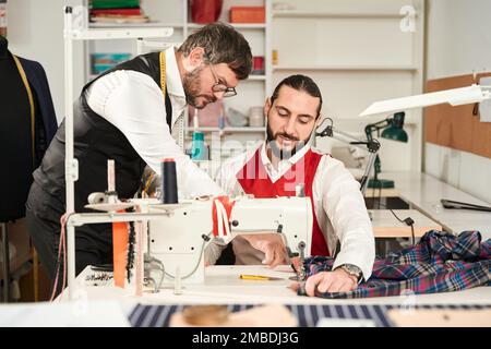 Apprenti travaillant sur le surcasier supervisé par un expert Banque D'Images