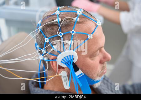 Patient soumis à une procédure de diagnostic d'encéphalographie EEG Banque D'Images