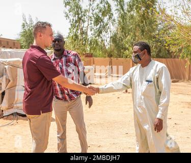 ÉTATS-UNIS L'armée 2nd le lieutenant Matthew Ciesienski, à gauche, un chef d'équipe du bataillon des affaires civiles 404th, se met en contact avec le Dr Anaba Agali, directeur de l'hôpital régional public d'Agadez, à l'extérieur de l'hôpital régional d'Agadez, au Niger, au 14 juin 2022. L'équipe des affaires civiles a rencontré Agali pour discuter des préoccupations d'Agadez en matière de santé et d'assainissement. Ces réunions sensibilisent les gouvernements américain et nigérien aux questions clés à Agadez City et aux alentours, ce qui constitue une étape cruciale dans la construction de l'autonomie, de la stabilité et de la prospérité au Niger. Banque D'Images