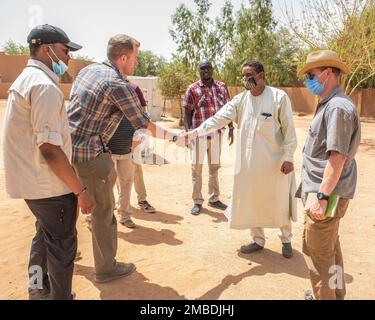 ÉTATS-UNIS Le sergent d'armée Shawn Bergers, à gauche, un sergent d'équipe du 443rd Bataillon des affaires civiles, se met entre les mains du Dr Anaba Agali, directeur de l'Hôpital régional public d'Agadez, à l'extérieur de l'Hôpital régional de campagne d'Agadez, au Niger, au 14 juin 2022. L'équipe des affaires civiles a rencontré Agali pour discuter des préoccupations d'Agadez en matière de santé et d'assainissement. Ces réunions sensibilisent les gouvernements américain et nigérien aux questions clés à Agadez City et aux alentours, ce qui constitue une étape cruciale dans la construction de l'autonomie, de la stabilité et de la prospérité au Niger. Banque D'Images