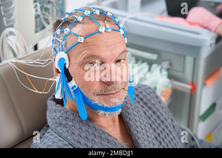 Patient âgé sur la procédure d'encéphalographie EEG de diagnostic Banque D'Images