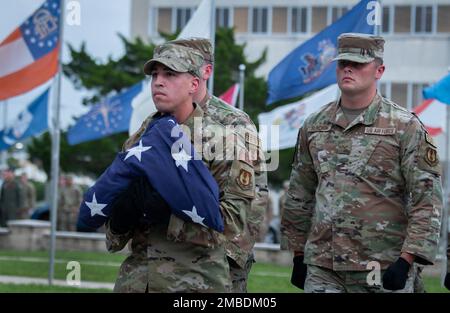 Tech. Le Sgt Jerry Tamayo, 96th Groupe médical, porte le drapeau de la base lors d'une cérémonie de retraite, 13 juin, à la base aérienne d'Eglin, en Floride La cérémonie a eu lieu en l'honneur de Brig. Le général Scott Cain, commandant du TW 96th, avant son changement de commandement 30 juin. (É.-U. Photo de la Force aérienne/Ilka Cole) Banque D'Images