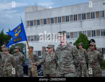 La formation du Groupe de soutien à la mission de 96th est un repos de parade avant une cérémonie de retraite, 13 juin, à la base aérienne d'Eglin, en Floride La cérémonie a eu lieu en l'honneur de Brig. Le général Scott Cain, commandant de l'escadre d'essai 96th, avant son changement de commandement 30 juin. (É.-U. Photo de la Force aérienne/Ilka Cole) Banque D'Images