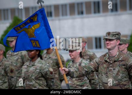 La formation du groupe de 96th Range se dresse un défilé de repos avant une cérémonie de retraite 13 juin à la base aérienne d'Eglin, en Floride La cérémonie a eu lieu en l'honneur de Brig. Le général Scott Cain, commandant de l'escadre d'essai 96th, avant son changement de commandement 30 juin. (É.-U. Photo de la Force aérienne/Ilka Cole) Banque D'Images