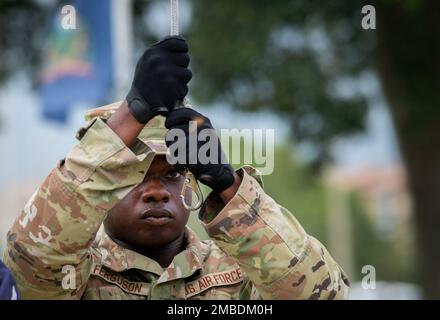 L'ancien Airman PaulMichael Ferguson, 96th, escadre d'essai, abaisse le drapeau de la base lors d'une cérémonie de retraite, 13 juin, à la base aérienne d'Eglin, en Floride La cérémonie a eu lieu en l'honneur de Brig. Le général Scott Cain, commandant du TW 96th, avant son changement de commandement 30 juin. (É.-U. Photo de la Force aérienne/Ilka Cole) Banque D'Images