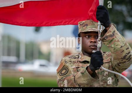 L'ancien Airman PaulMichael Ferguson, 96th, escadre d'essai, abaisse le drapeau de la base lors d'une cérémonie de retraite, 13 juin, à la base aérienne d'Eglin, en Floride La cérémonie a eu lieu en l'honneur de Brig. Le général Scott Cain, commandant du TW 96th, avant son changement de commandement 30 juin. (É.-U. Photo de la Force aérienne/Ilka Cole) Banque D'Images