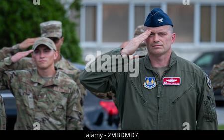 Le colonel Doug Creviston, commandant du Groupe des opérations 96th, salue lors d'une cérémonie de retraite 13 juin à la base aérienne d'Eglin, Floride La cérémonie a eu lieu en l'honneur de Brig. Le général Scott Cain, commandant de l'escadre d'essai 96th, avant son changement de commandement 30 juin. (É.-U. Photo de la Force aérienne/Ilka Cole) Banque D'Images