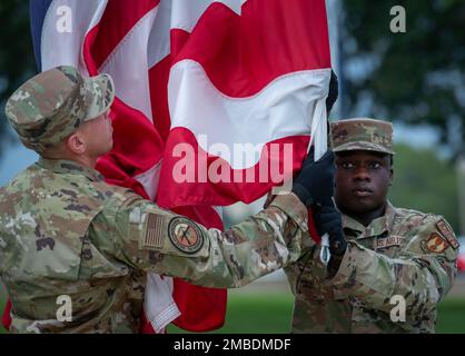 Les aviateurs de l'escadre d'essai 96th baissent et rassemblent le drapeau de la base lors d'une cérémonie de retraite 13 juin à la base aérienne d'Eglin, en Floride La cérémonie a eu lieu en l'honneur de Brig. Le général Scott Cain, commandant du TW 96th, avant son changement de commandement 30 juin. (É.-U. Photo de la Force aérienne/Ilka Cole) Banque D'Images