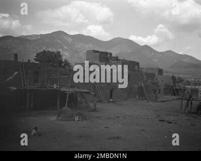 [Taos Pueblo, Nouveau-Mexique], entre 1899 et 1928. Banque D'Images