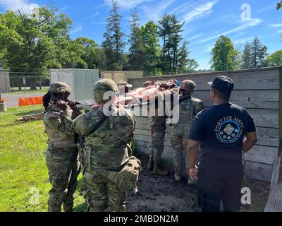 Diverses unités s'entraînent au Centre de formation en simulation médicale de fort dix (MSCT) pendant leur cours de combat Gareautrain. Les médecins de combat de l'armée jouent un rôle essentiel en appliquant les premiers soins et les soins traumatiques aux soldats blessés simulés, mais dans certaines situations, la première personne à aider n'est pas toujours une médic certifiée. Le cours est destiné à fournir une étape intermédiaire entre le soutien de base de style copain enseigné à chaque soldat, et les compétences avancées de soutien de la vie. (Photos prises par le centre de soutien à la formation de fort dix [TSC]) Banque D'Images