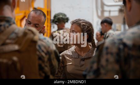 Les Marines américains avec le 1er bataillon, le 8e régiment de Marines, la 2e division de Marines, parlent à Infanteria de Marinas avec le groupe tactique Wolf pendant le FLOTEX-22 espagnol à bord du Juan Carlos I près de Rota, Espagne, le 14 juin 2022. Cet exercice comprend des actions tactiques à terre, combinées à une formation et à une planification conjointes, visant à accroître l'interopérabilité bilatérale globale entre les Nations. 1/8, FLOTEX-22, formation conjointe, Rota espagne, Banque D'Images