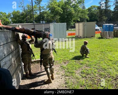 Diverses unités s'entraînent au Centre de formation en simulation médicale de fort dix (MSCT) pendant leur cours de combat Gareautrain. Les médecins de combat de l'armée jouent un rôle essentiel en appliquant les premiers soins et les soins traumatiques aux soldats blessés simulés, mais dans certaines situations, la première personne à aider n'est pas toujours une médic certifiée. Le cours est destiné à fournir une étape intermédiaire entre le soutien de base de style copain enseigné à chaque soldat, et les compétences avancées de soutien de la vie. (Photos prises par le centre de soutien à la formation de fort dix [TSC]) Banque D'Images