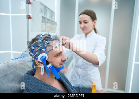 Un homme dans une robe d'hôpital subit un examen à l'hôpital Banque D'Images